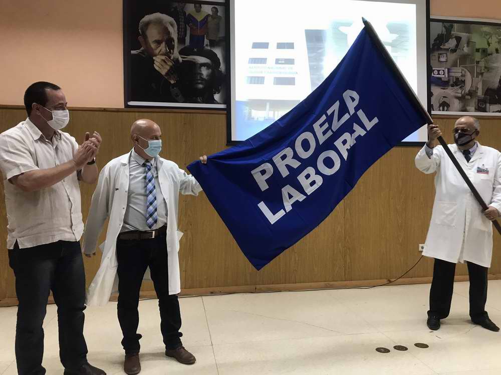 Distinguen al Instituto de Oncología y Radiobiología con Bandera Proeza Laboral Distinguen al Instituto de Oncología y Radiobiología con Bandera Proeza Laboral