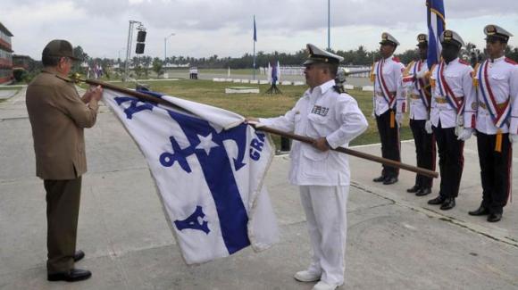 Raúl coloca orden Antonio Maceo en bandera de la Academia Naval