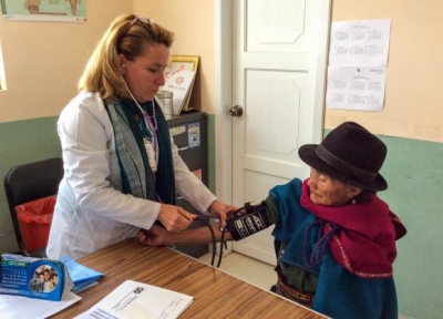 Doctora cubana atendiendo a un paciente ecuatoriano