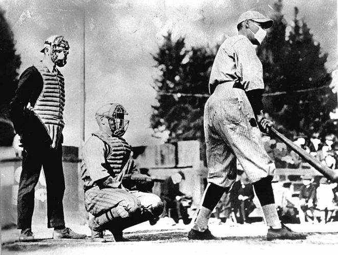 Juego de béisbol en el cual los peloteros estadounidenses usan mascarilla para protegerse de la pandemia llamada gripe española, en la segunda década del siglo XX. Foto: https://bolavip.com