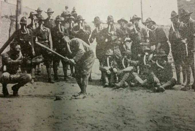 Soldados usan mascarilla en 1918 durante un juego amistoso de béisbol. Foto; Internet.