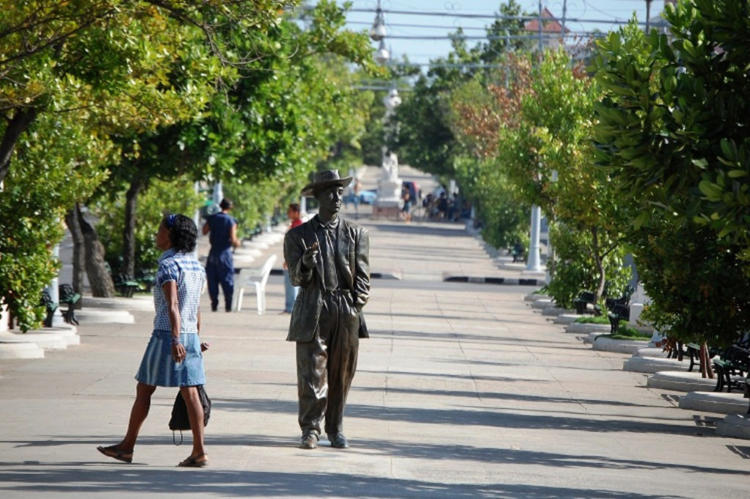 Estatua en bronce de El bárbaro del ritmo, en el céntrico Paseo del Prado, de la ciudad de Cienfuegos. / Foto: Barreras Ferrán.