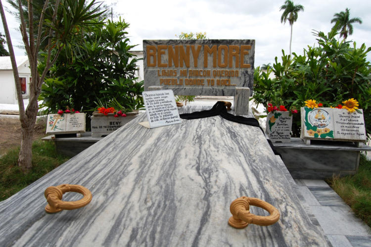 Tumba donde reposan los restos de Benny. Hasta allí peregrinan todos los años los lajeros. Foto: Barreras Ferrán Tumba donde reposan los restos de Benny. Hasta allí peregrinan todos los años los lajeros. / Foto: Barreras Ferrán.