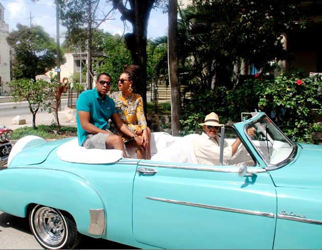 Beyoncé y Jay Z en los famosos almendrones cubanos.