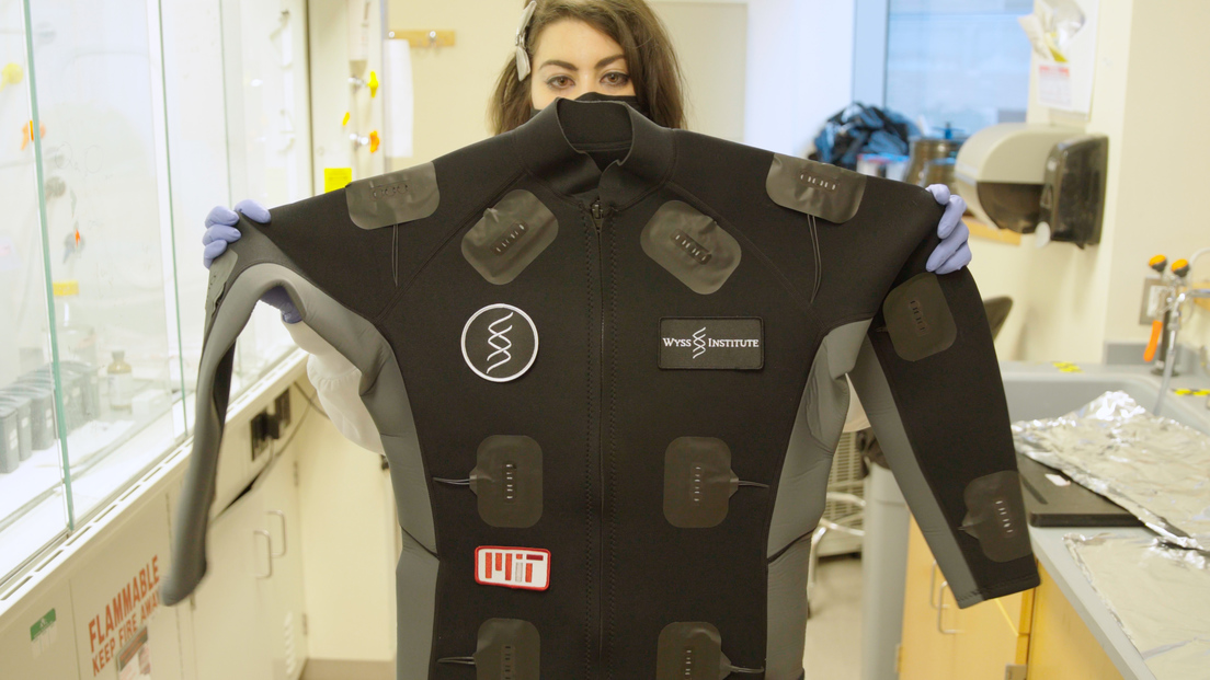 Los biosensores pueden integrarse en la tela para crear ropa que pueda detectar patógenos y toxinas ambientales y alertar al usuario a través de una aplicación móvilWyss Institute @ Harvard University
