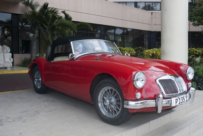 Autos clásicos británicos por La Habana