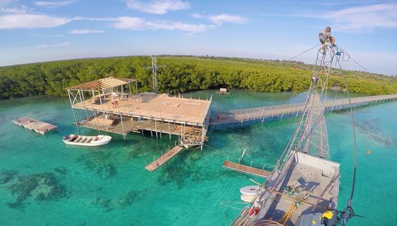 Construcción del cable esquí en Cayo Guillermo