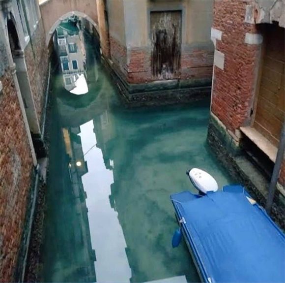 Habitualmente muy frecuentadas por embarcaciones, las aguas de los canales venecianos lucen ahora solitarias, tranquilas y muy claras. Foto: @yagefudo.