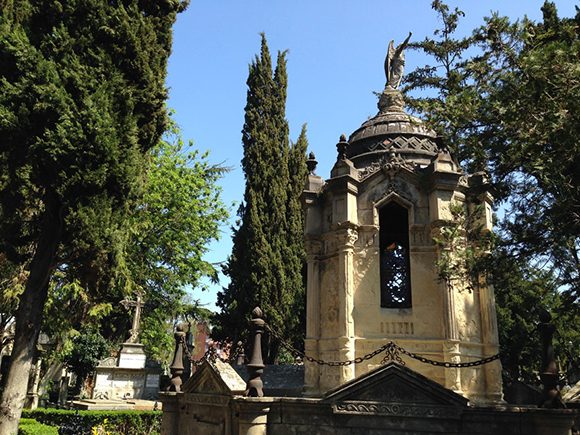 La capilla-panteón de Julián Zulueta en el cementerio de Santa Isabel de Vitoria, donde fueron trasladados sus restos cuando se acabó de construir en 1882, obtuvo el privilegio de ser construida en una intersección de calles. Foto: DVitoria.