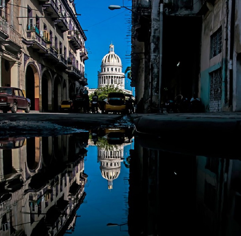 Al fondo Capitolio de La Habana.