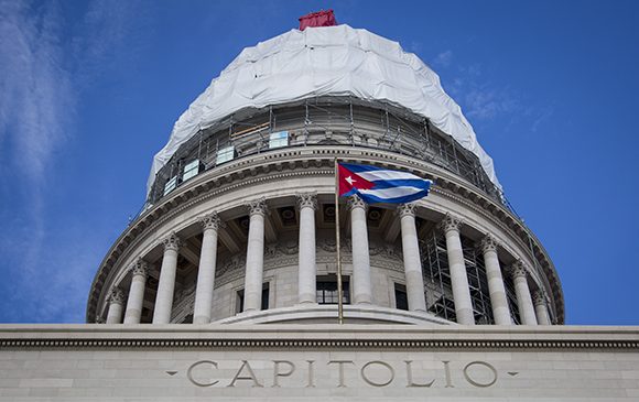 Durante todo el día descenderán las lonas que cubrían la cúpula del Capitolio. Foto: Irene Pérez/ Cubadebate.