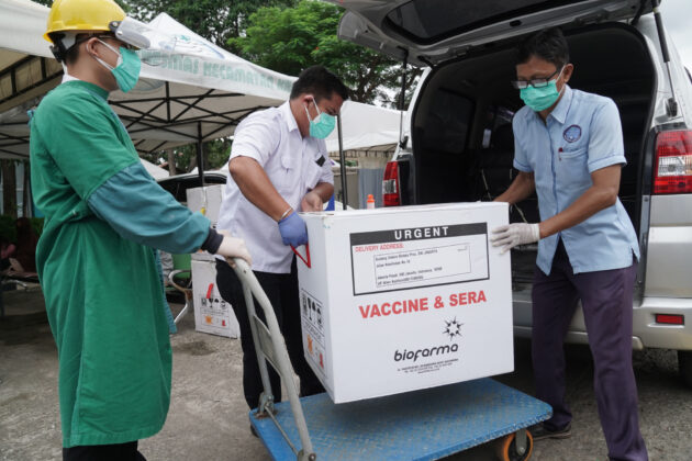 Los trabajadores de la salud en Indonesia descargan un cargamento de la vacuna china Sinovac