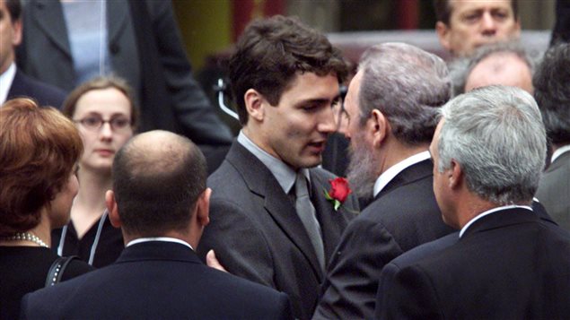 Fidel Castro ofrece sus condolencias a Justin Trudeau durante los funerales de Pierre Elliott Trudeau, el 3 de octubre del 2000. Fidel Castro ofrece sus condolencias a Justin Trudeau durante los funerales de Pierre Elliott Trudeau, el 3 de octubre del 2000.
