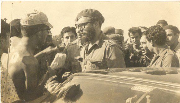 Fidel conversa con pobladores y combatientes revolucionarios durante la invasión de las tropas mercenarias dirigidas por el gobierno estadounidense a Playa Girón, 17 de abril de 1961. Foto: Fidel Soldado de las Ideas.