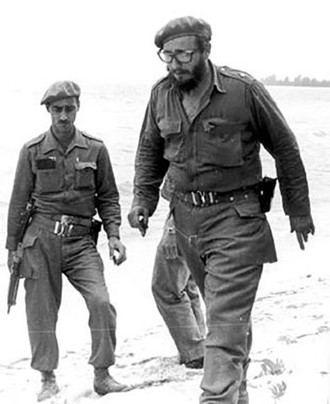 Fidel junto a milicianos por las arenas de Playa Girón donde el imperialismo obtuvo su primera derrota en América Latina en menos de 72 horas, 19 de abril de 1961. Foto: Fidel Soldados de las Ideas.