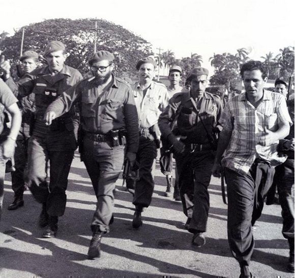 Fidel recorre Playa Girón con el Capitán Jose R. Fernández (a su derecha), 17 de abril de 1961. Foto: Periódico Granma/ Fidel Soldado de las Ideas.