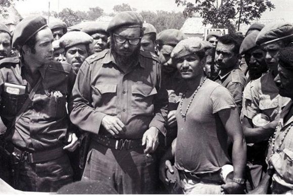 En Playa Girón, con el capitán Osmani Cienfuegos (a su derecha) y un grupo de milicianos, 17 de abril de 1961. Foto: Periódico Granma/ Fidel Soldado de las Ideas.