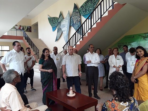 El vicepresidente cubano dialoga con los cinco primeros pacientes tratados en este Centro recién inaugurado. 