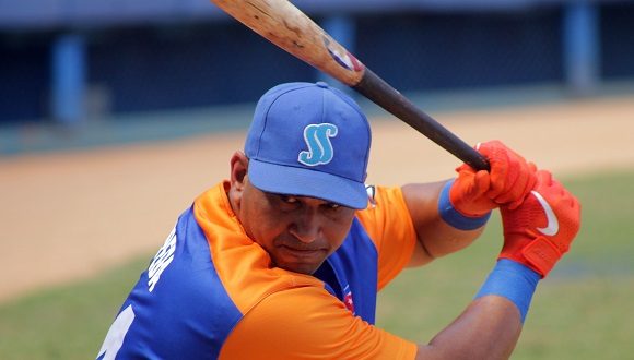 Frederich Cepeda se fue de 5-4 con doble y cuadrangular incluidos y cuatro impulsadas, en la victoria de sus Gallos espirituanos (Foto: Boris Luis Cabrera/Cubadebate)