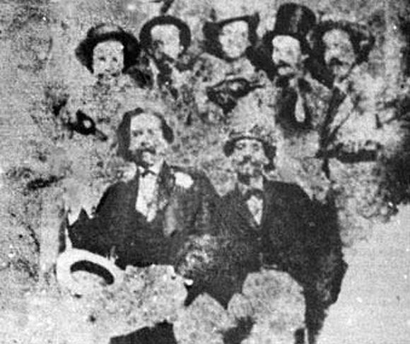Rara fotografía de Carlos Manuel de Céspedes y allegados, tomada en Manzanillo, días antes del 10 de octubre de 1868. Foto: Tomada de Cubaperiodistas.