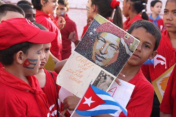 Niños rinden tributo a Chávez