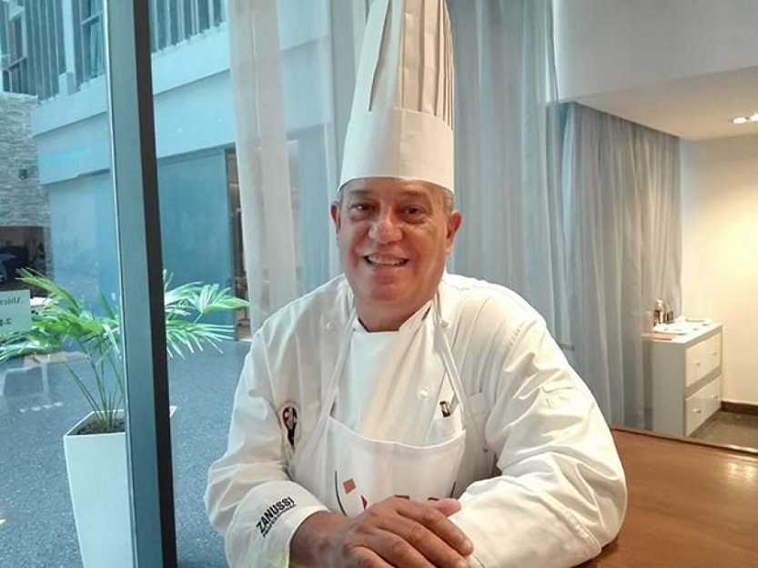  Una de las principales figuras del comité organizador, el chef Eddy Fernández Monte, presidente de la Federación Culinaria de Cuba (Tomada de Cubasí).
