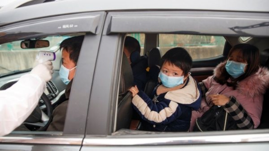 Familias en China toman medidas para evitar la propagación de la enfermedad