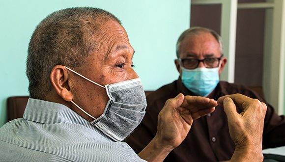 El doctor Pedro Más Bermejo, vicepresidente de la Sociedad Cubana de Higiene y Epidemiología junto a Armando H Seuc, Dr.C Matemáticas de la Universidad de Ciencias Médicas de La Habana. Foto: Abel Padrón Padilla/Cubadebate