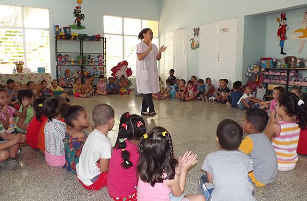 Educadora con niños en un circulo infantil