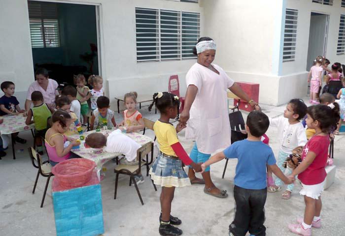 Educadora de círculo infantil con los niños.