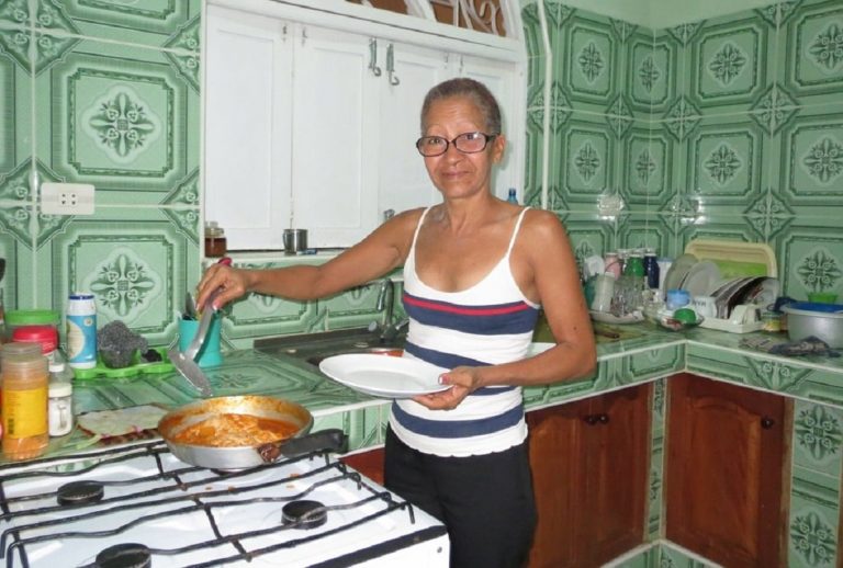 Cubana cocinando