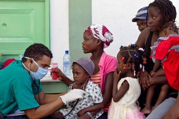 Médico cubanos atendiendo a pacientes africanos