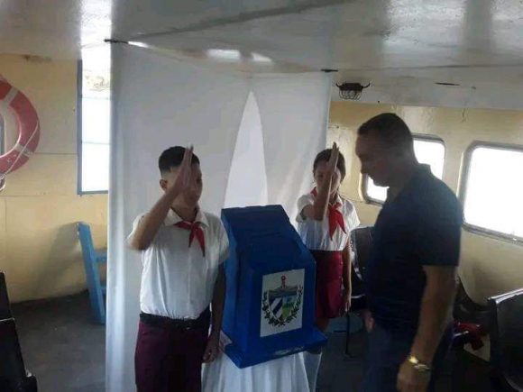 Colegio flotante. Foto: Radioarimao Colegio flotante. Foto: Radioarimao