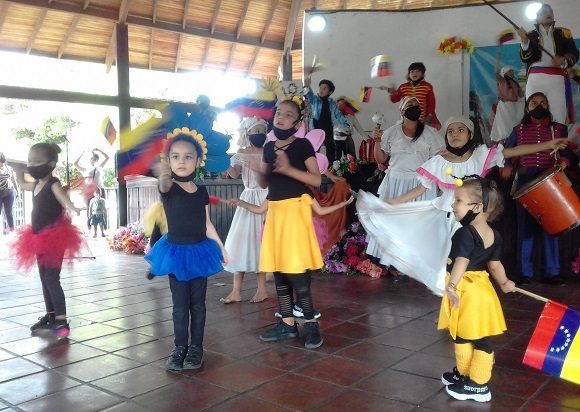 Una emotiva gala cultural protagonizada por niños integrantes de las Colmenas Bolivarianas, fue el regalo de las misiones sociales cubanas en Venezuela, en saludo al bicentenario de la Batalla de Carabobo, acción bélica que tuvo lugar un 24 de junio de 1821.