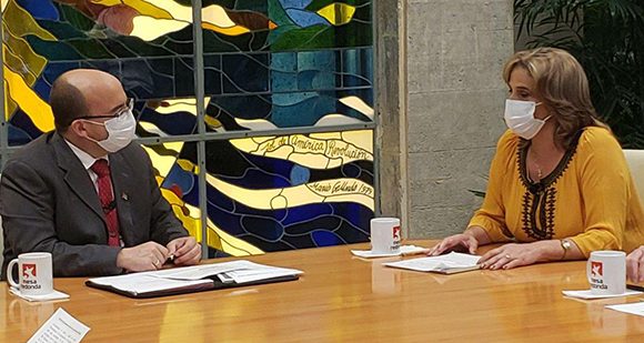 La ministra de Comercio Interior, Betsy Díaz Velázquez, explica las medidas del sector que han de cumplirse en la primera fase de la etapa pos-COVID-19. Foto: Presidencia Cuba/Telegram. La ministra de Comercio Interior, Betsy Díaz Velázquez, explica las medidas del sector que han de cumplirse en la primera fase de la etapa pos-COVID-19. Foto: Presidencia Cuba/Telegram.