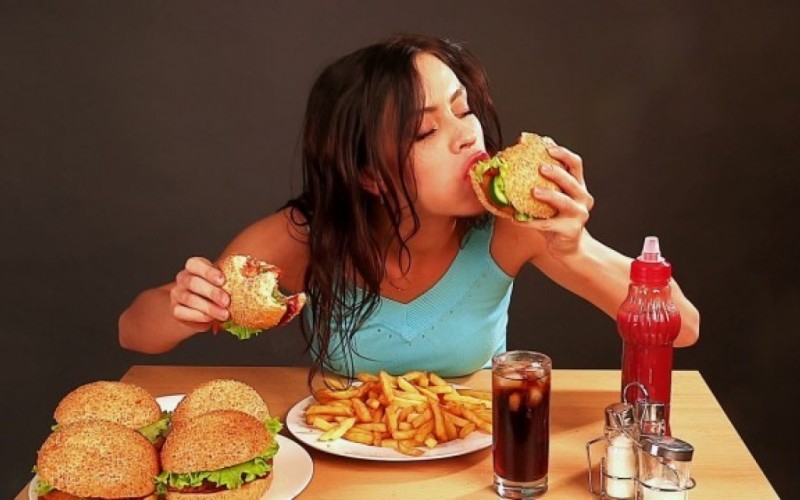 Persona comiendo comida chatarra