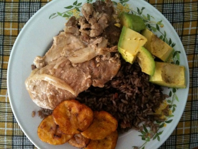 Comida criolla, congrí, carne y aguacate. Comida criolla, congrí, carne y aguacate.