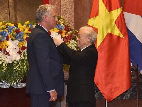 El galardón, uno de los dos más altos que confiere la República Socialista de Vietnam, le fue impuesto por el jefe del Gobierno de la nación indochina, Nguyen Phu Trong. Foto: Estudios Revolución.