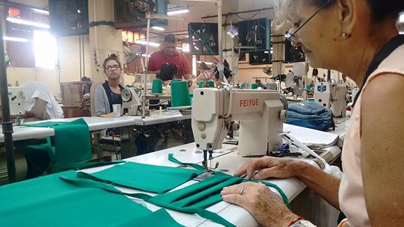 Confeccionan nasobucos en fábrica textil de Sancti Spíritus para prevenir la COVID-19 en Cuba