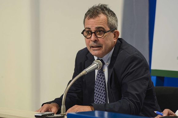 Juan Antonio Fernández Palacios, director de prensa e imagen de la cancillería cubana, durante su intervención en conferencia de prensa sobre el enfrentamiento a la COVID-19. 