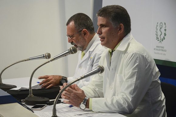 Alberto Fernández Seco (D), jefe del departamento del Adulto Mayor, Asistencia Social y Salud Mental del Ministerio de Salud Pública