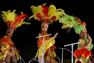 Coloridas carrosas con bellas jóvenes, durante el desfile de la tradicional fiesta del San Juan camagüeyano