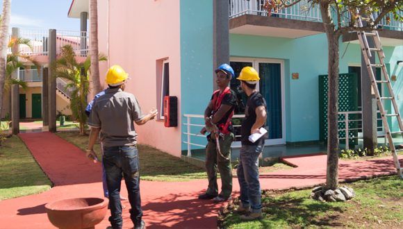 Constructores laboran en la recuperación del hotel Be Live Turquesa en Varadero