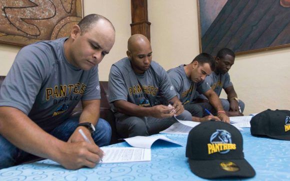 Peloteros cubanos firman contratos para jugar en liga Intercounty