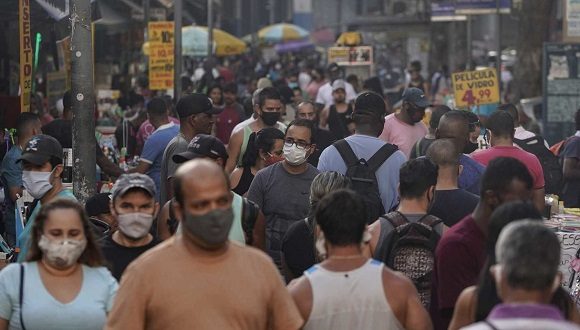 Un mercado callejero en el centro de Río de Janeiro, Brasil, el 25 de junio de 2020. Foto: AP. Un mercado callejero en el centro de Río de Janeiro, Brasil, el 25 de junio de 2020. Foto: AP.