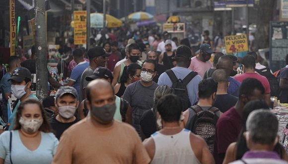 Un mercado callejero en el centro de Río de Janeiro, Brasil, el 25 de junio de 2020. Foto: AP.