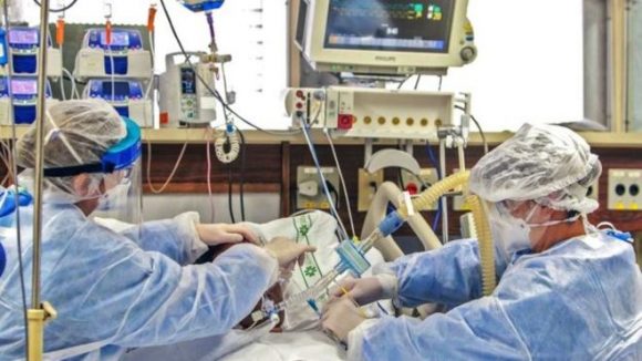 Médicos atendiendo paciente con COVID 19