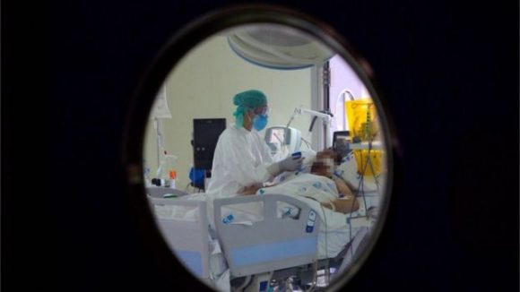 Académicos y médicos identificaron casos de pacientes con problemas pulmonares graves, pero sin dificultad para respirar.