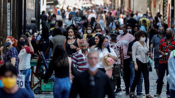 Personas con mascarillas por el coronavirus, en el centro de Sao Paulo, Brasil.SEBASTIÃO MOREIRA / EFE
