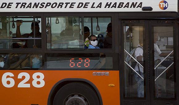 Uso obligatorio en transporte publico del Nasobuco. Foto: Ismael Francisco/ Cubadebate.